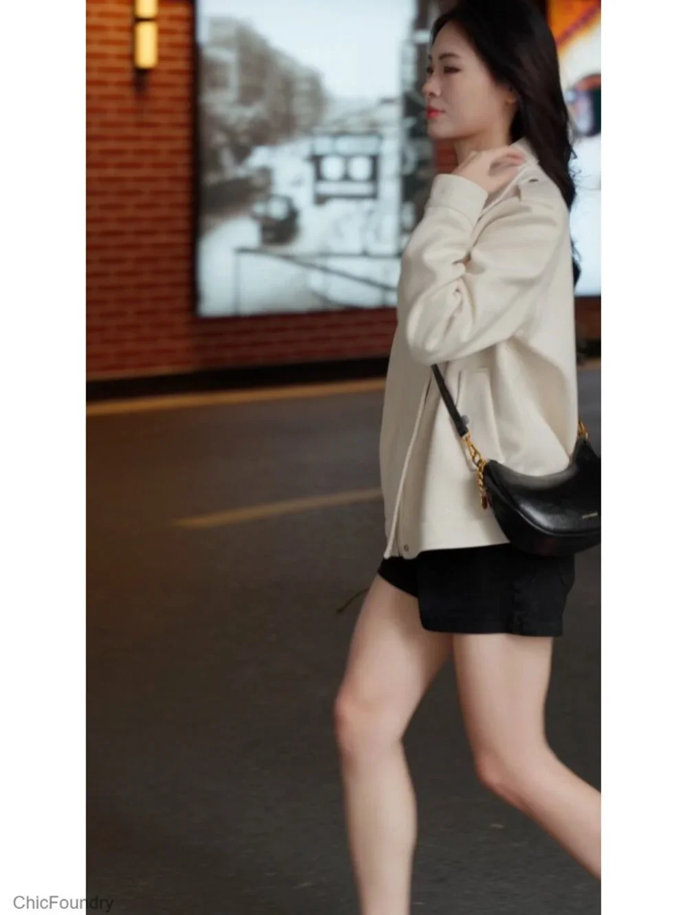 Crescent-Shaped Shoulder Bag PU Leather Crossbody with Gold Chain